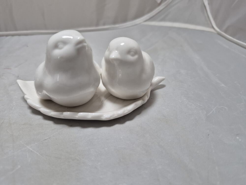 💥 Vintage White “Love Birds” Ceramic Salt & Pepper Shaker With Leaf Tray